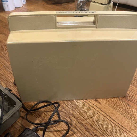Vintage Fashion Mate Singer Sewing Machine Model 237‎ Carrying Case Heavy Duty - Picture 11 of 16